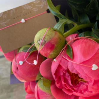 Bracelet réglable sur fil coton, cœur en nacre