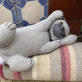 Chat cale porte gris couché.