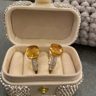 Bague tendance. Pierre Ambre. En argent 925, rhodié avec zirconium sertis.  