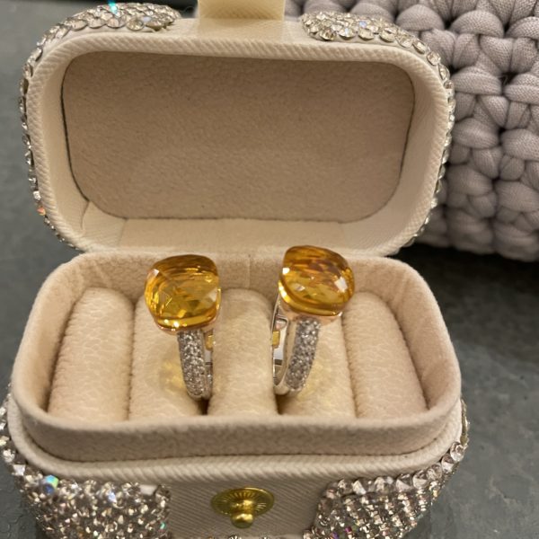 Bague tendance. Pierre Ambre. En argent 925, rhodié avec zirconium sertis.  