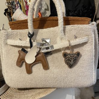 Sac de plage ou de ville en éponge. Tendance chic avec son bijou de sac. 👙☀️