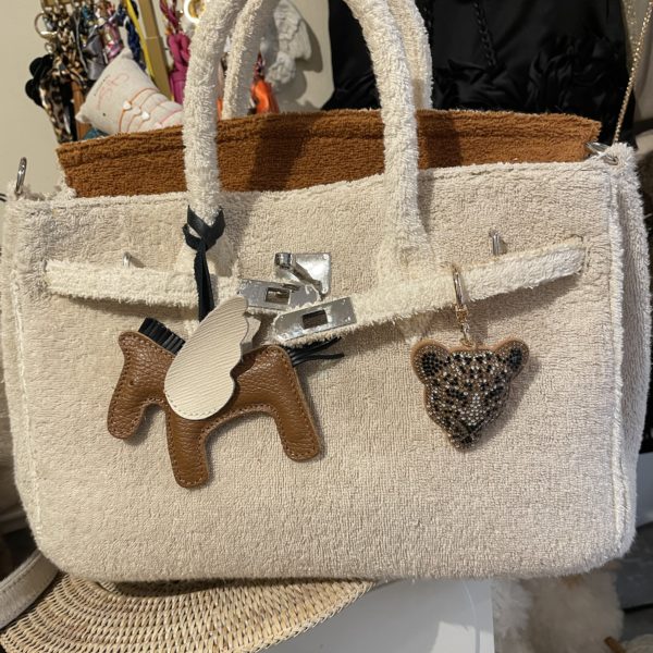 Sac de plage ou de ville en éponge. Tendance chic avec son bijou de sac. 👙☀️