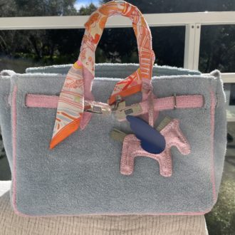 Sac de plage ou de ville en éponge. Tendance chic avec son bijou de sac. 👙☀️